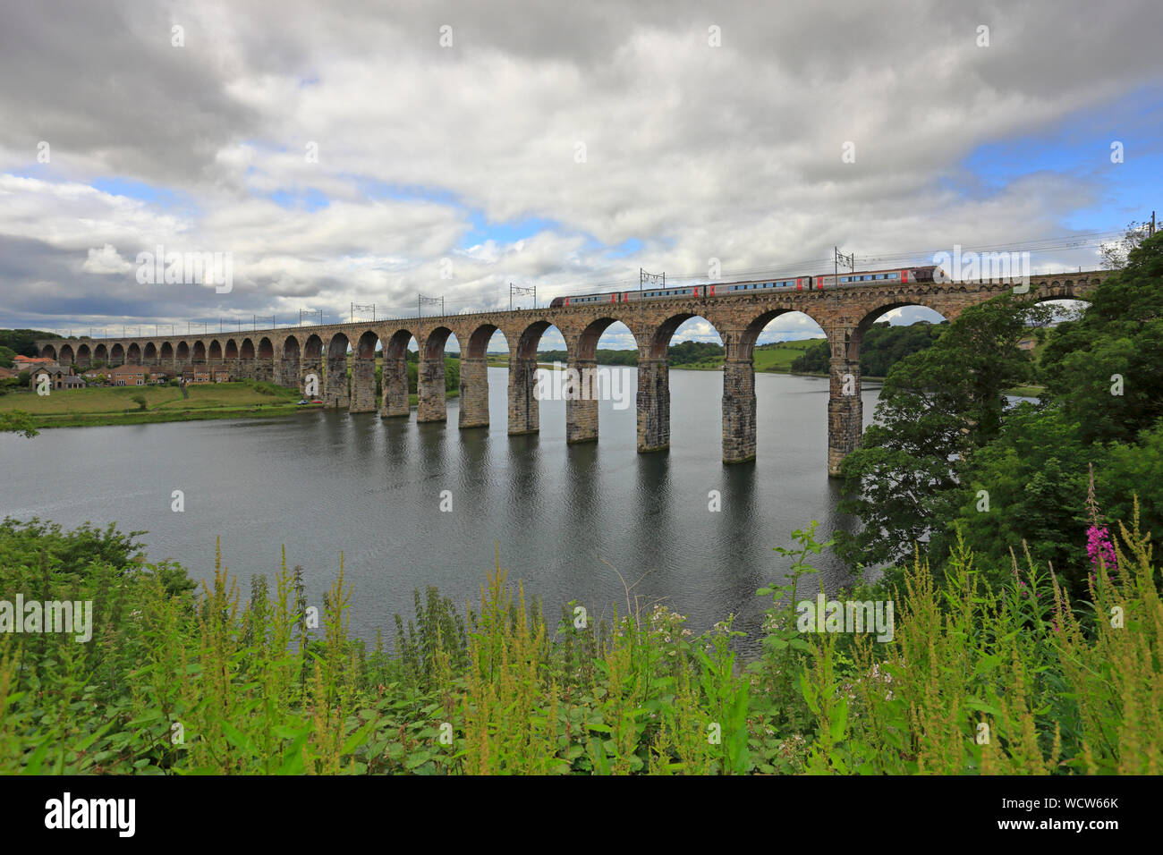 Un train d'un pays à franchir la frontière au-dessus de Pont Royal la rivière Tweed, Berwick upon Tweed, Northumberland, England, UK Banque D'Images