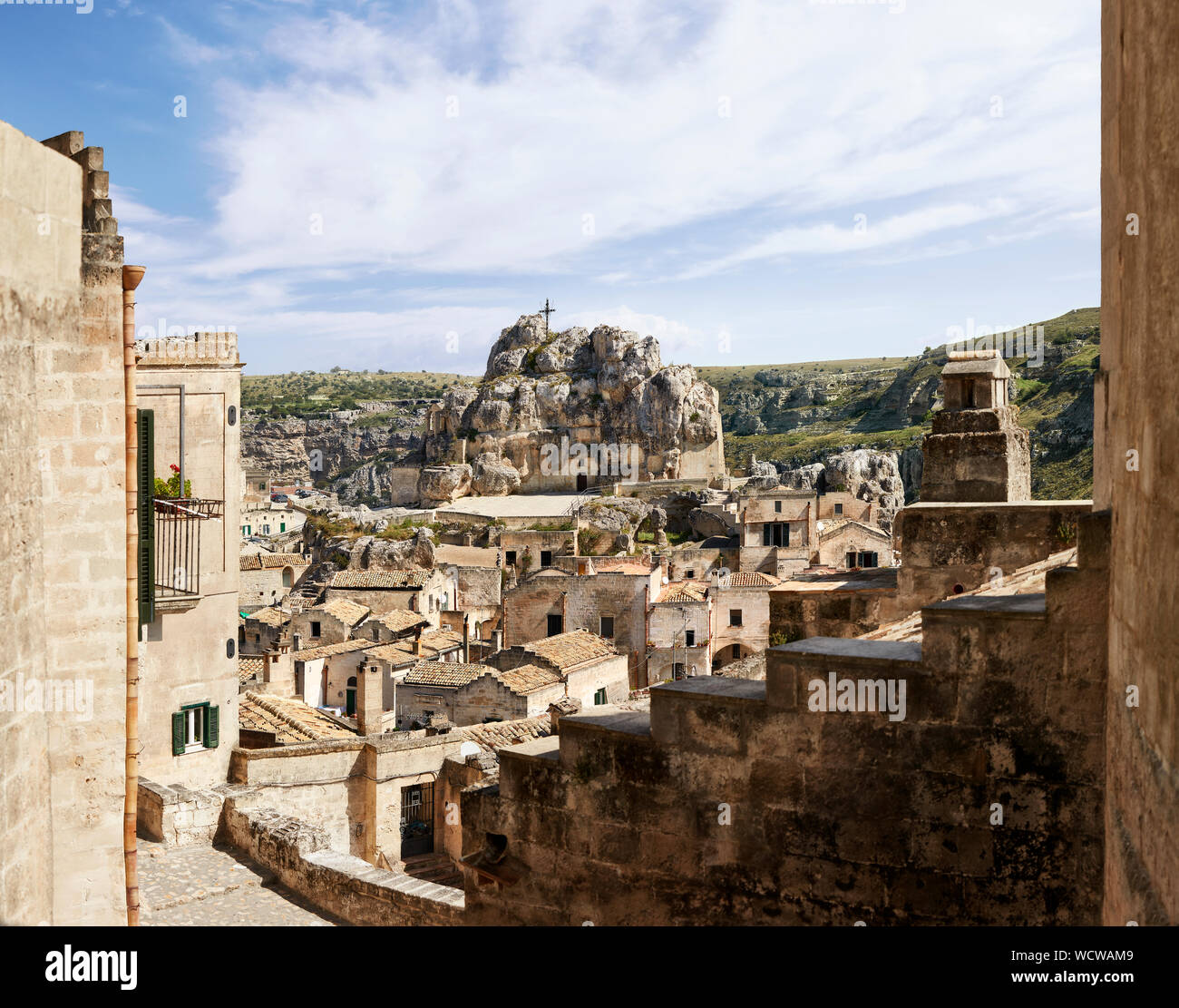 Matera, vue sur le Sasso le Dodici lune avec l'église de roche Santa Maria de Idris. Banque D'Images