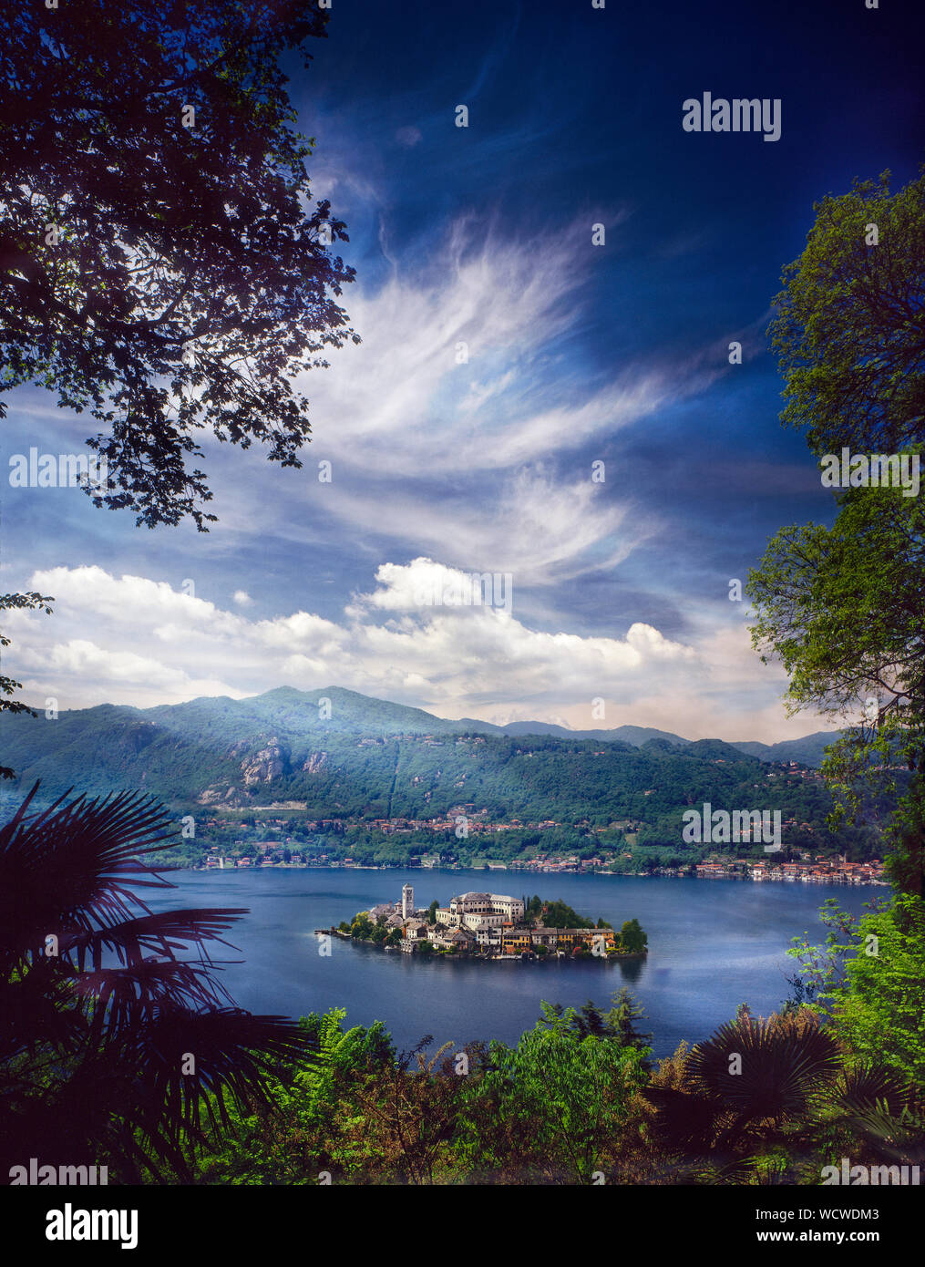 L'Italie. Lac d'Orta, vue panoramique de Orta San Giulio island. Banque D'Images