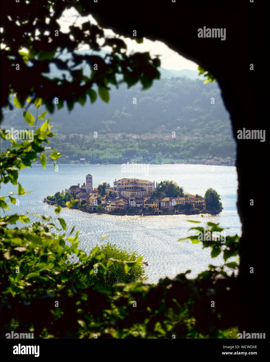 L'Italie. Lac d'Orta, vue panoramique d'Orta San Giulio island de la Sacro Monte. Banque D'Images