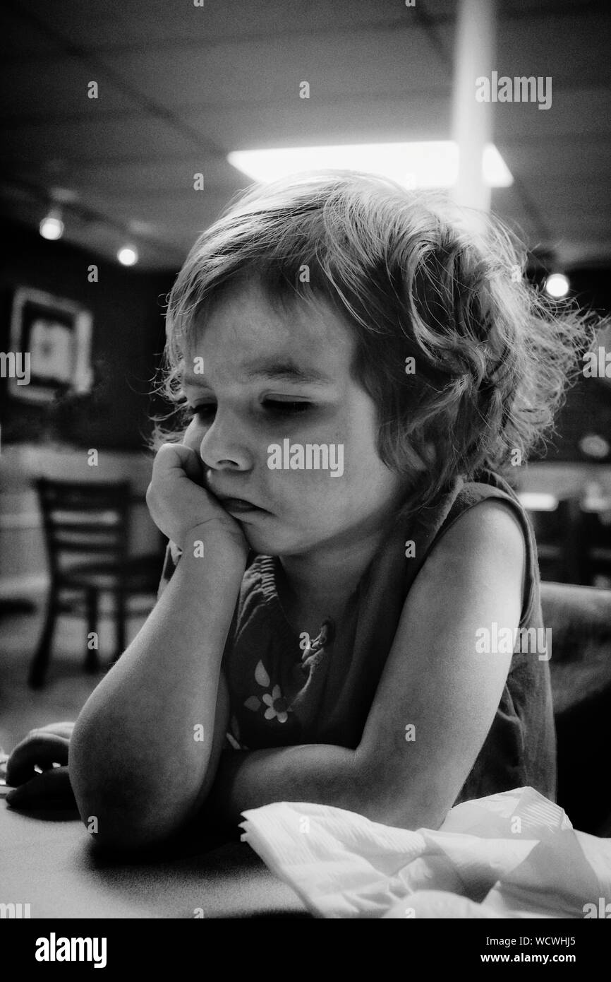 Cute Girl Triste De Bouder Tout En Restant Assis A La Maison Photo Stock Alamy