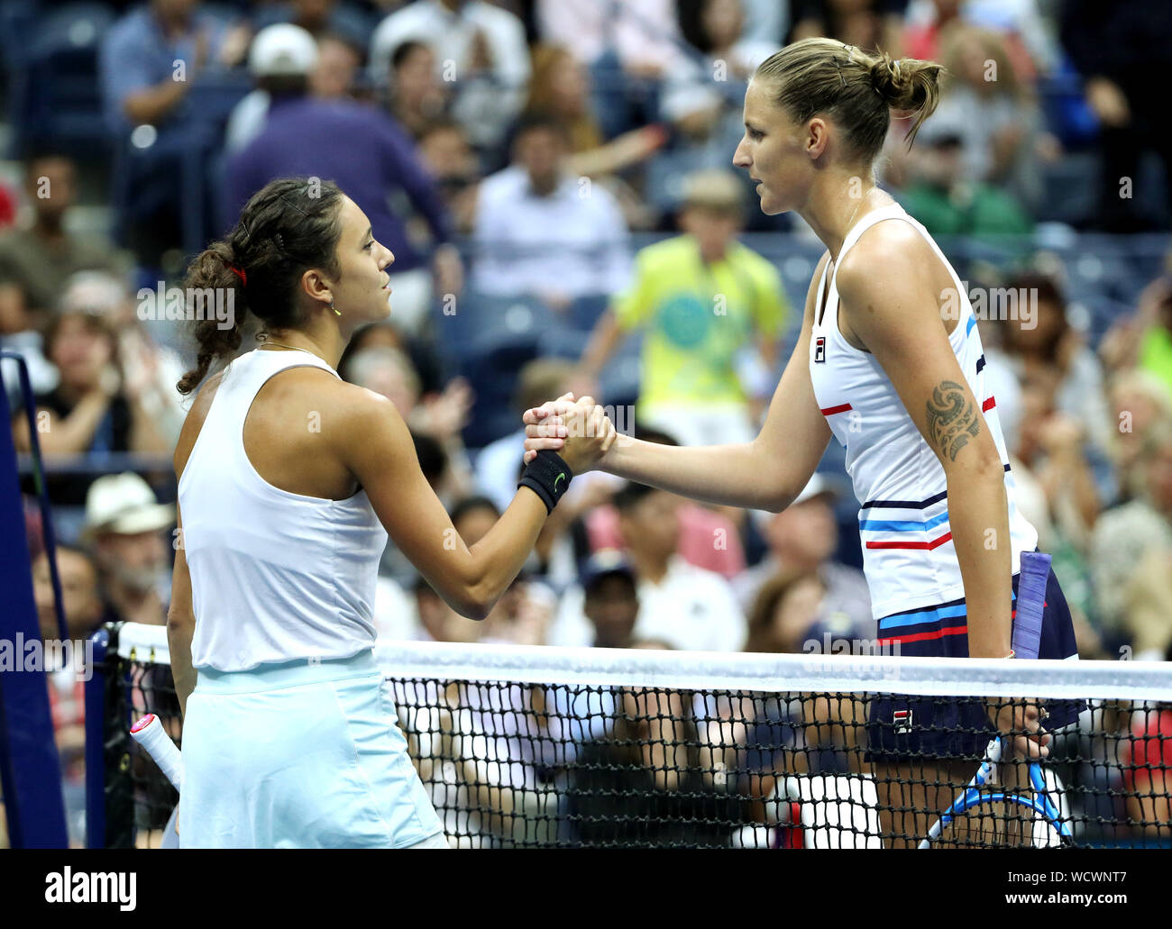 Mariam Bolkvadze de Géorgie, à gauche, et Karolina Pliskova de la République tchèque se serrer la main au filet après leur deuxième tour à l'US Open 2019 Tennis Championships à l'USTA Billie Jean King National Tennis Center le mercredi 28 août 2019 à New York. Pliskova a gagné 6-1, 6-4. Monika Graff/UPI Banque D'Images