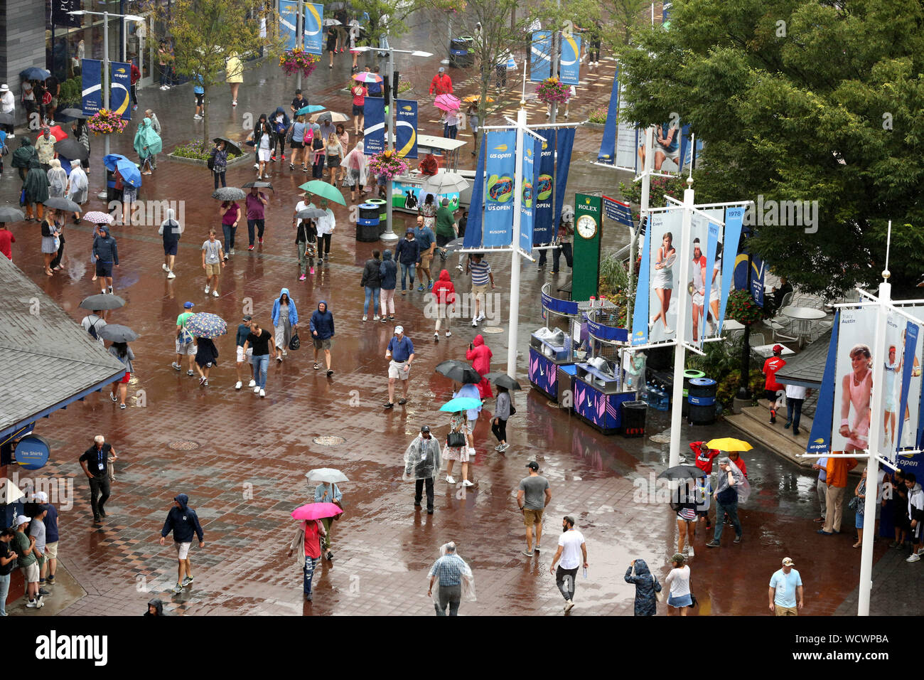 Fans portent des parapluies comme la pluie tombe et retarde l'action en justice à l'US Open 2019 Tennis Championships à l'USTA Billie Jean King National Tennis Center le mercredi 28 août 2019 à New York. Monika Graff/UPI Banque D'Images