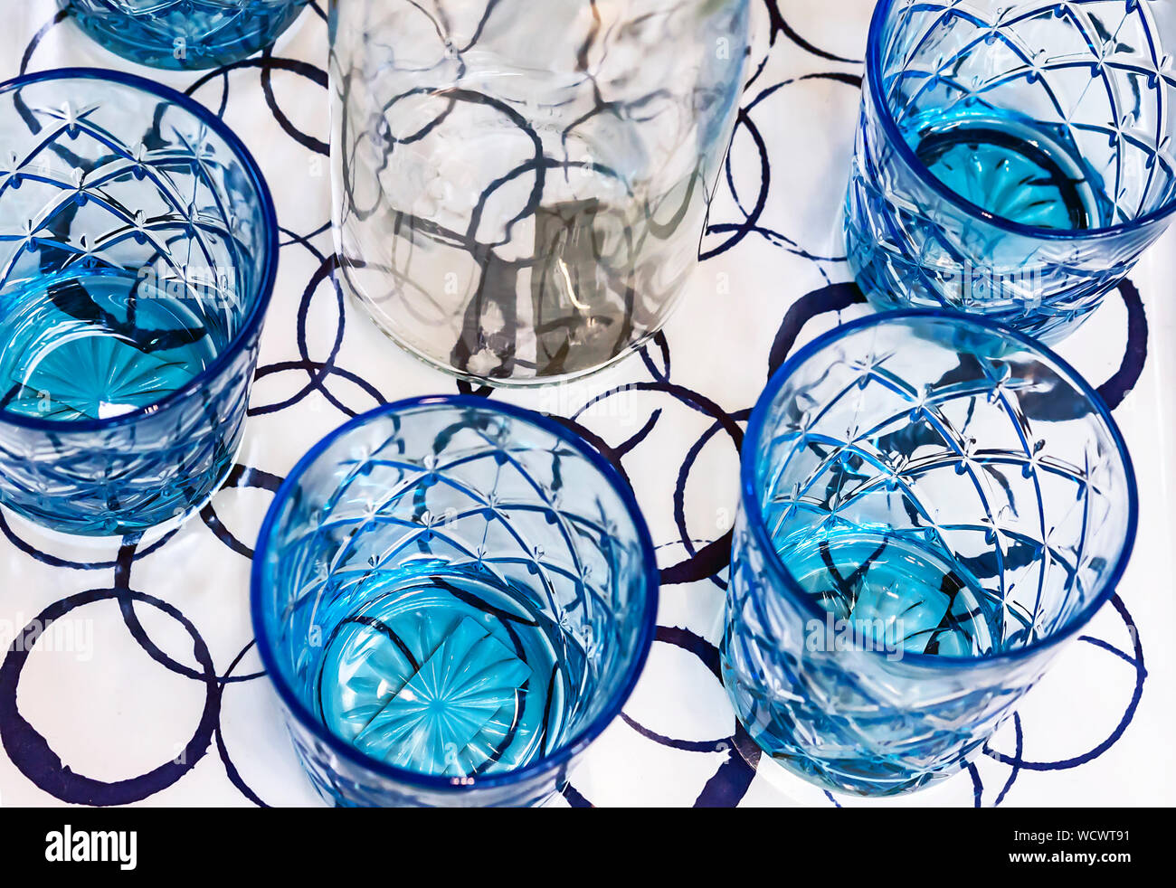 Gobelets en verre bleu avec blanc carafe. Ustensiles de verre bleu. Banque D'Images