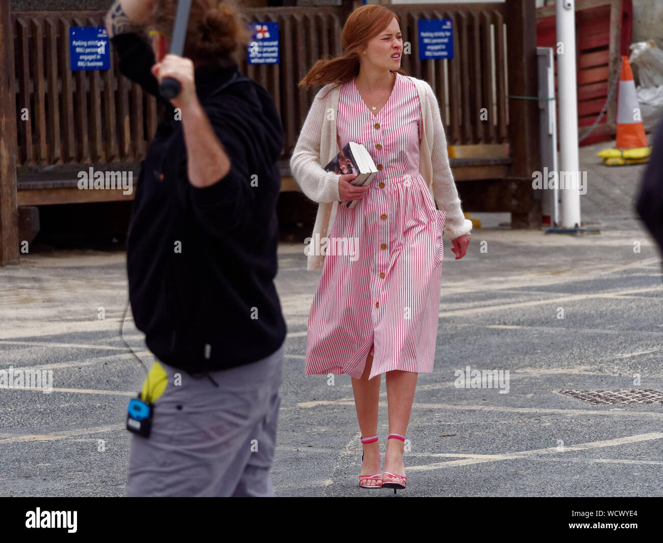 FFP Nouveaux médias, Mein liebe ich und die cousine, mon cousin et moi,. Rosamunde Pilcher film romantique sur l'emplacement à Newquay harbor et plage de Fistral, Co Banque D'Images