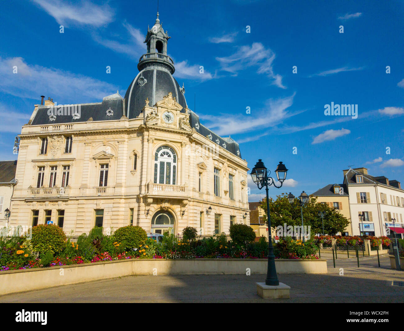 En France, en Eure et Loir (28), Dreux, place Metezeau, Caisse d'Epargne de  l'Hôtel classé monument historique Photo Stock - Alamy