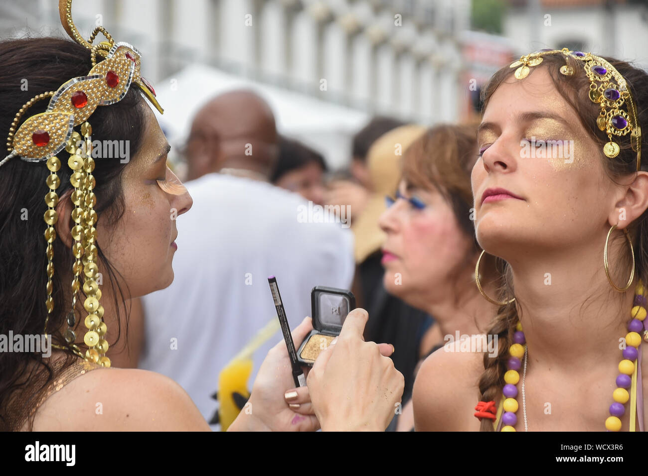 RIO DE JANEIRO, Brésil, Mars, 03, 2019 : carnavaliers ont un grand temps habillés dans le Cordão do Boi bloc Tata au centre-ville de Rio de Janeiro Banque D'Images