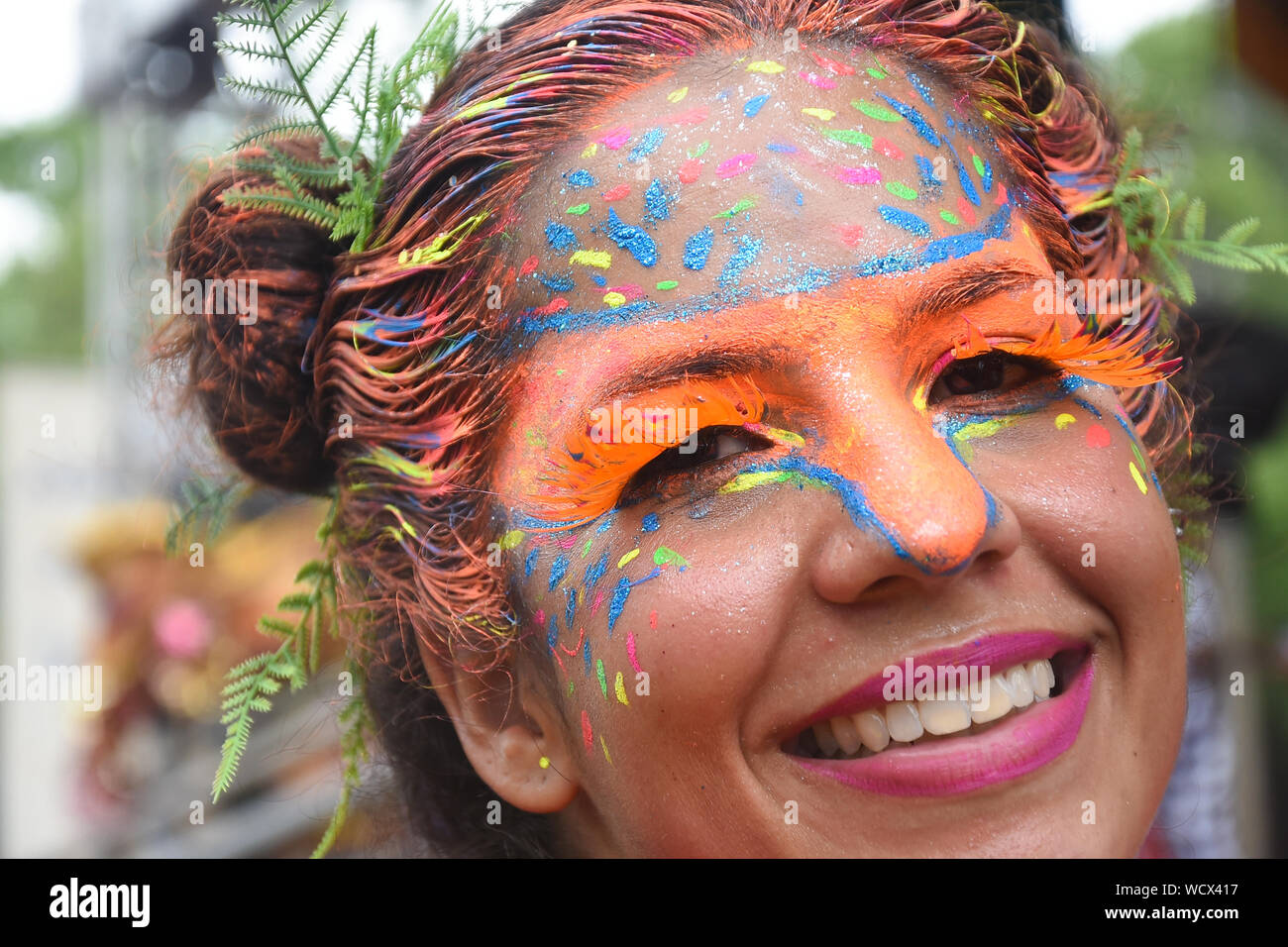 RIO DE JANEIRO, Brésil, Mars, 03, 2019 : carnavaliers ont un grand temps habillés dans le Cordão do Boi bloc Tata au centre-ville de Rio de Janeiro Banque D'Images