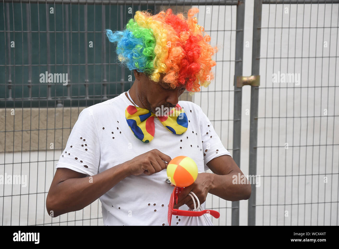 RIO DE JANEIRO, Brésil, Mars, 03, 2019 : carnavaliers ont un grand temps habillés dans le Cordão do Boi bloc Tata au centre-ville de Rio de Janeiro Banque D'Images