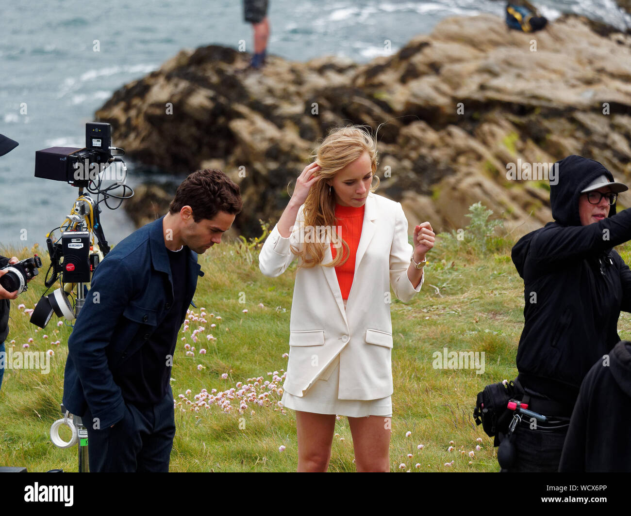 FFP Nouveaux médias, Mein liebe ich und die cousine, mon cousin et moi,. Rosamunde Pilcher film romantique sur l'emplacement à Newquay harbor et plage de Fistral, Co Banque D'Images