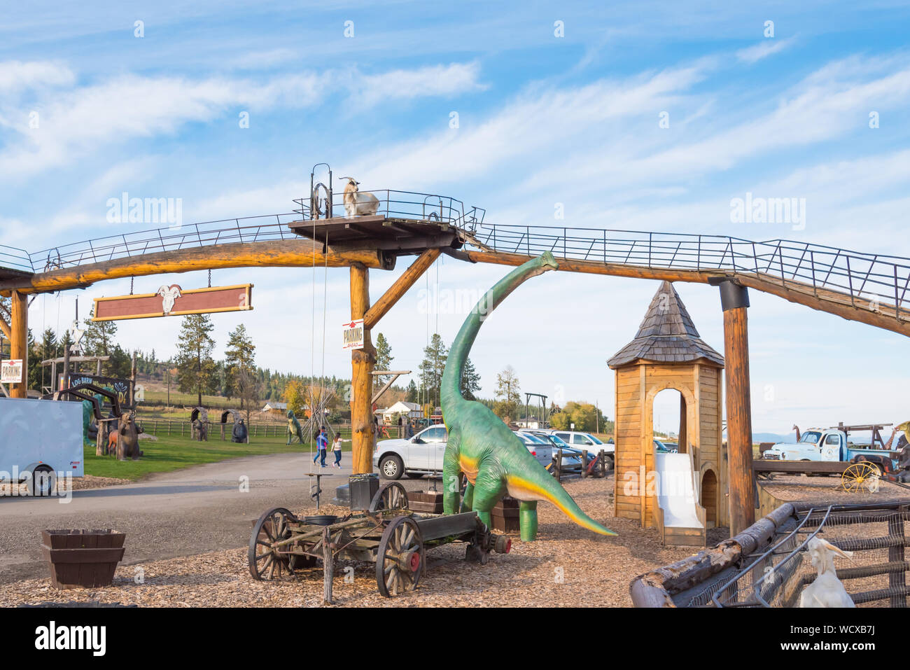 Armstrong, Colombie-Britannique / Canada - 23 octobre 2016 : vue de l'entrée de la grange en rondins avec une chèvre sur le bouc à pied Banque D'Images