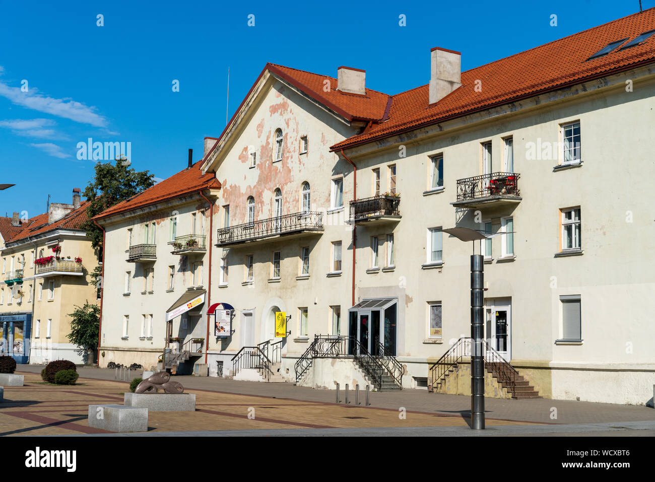 Vilnius, Lituanie - le 28 juillet 2019 : dans un bâtiment blanc de Mazvydas Alley, Klaipeda Banque D'Images