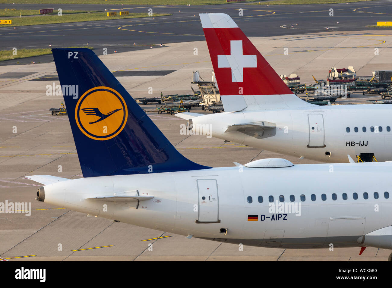 L'Aéroport International de Düsseldorf, l'examen DHS, Lufthansa Airbus A320-211 Airbus A320-214 et suisses, à l'entrée, Banque D'Images