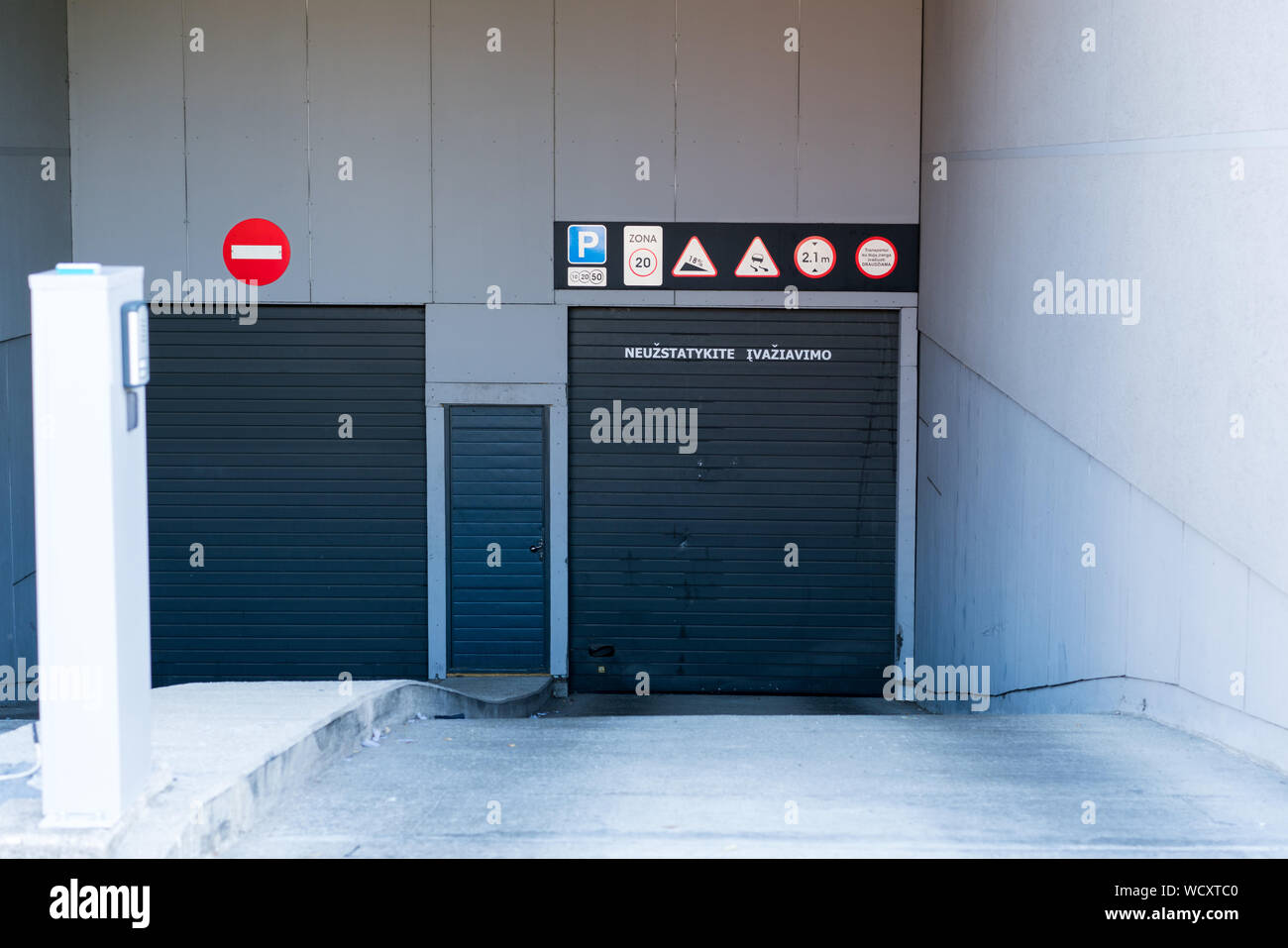 Vilnius, Lituanie - Juillet 28, 2019 : l'entrée d'un parking souterrain Banque D'Images