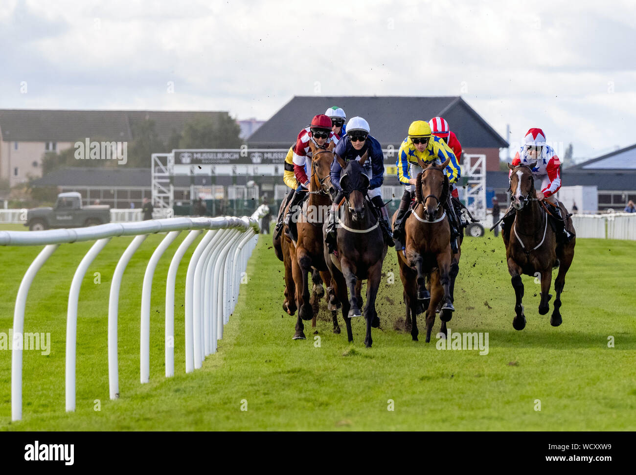 Jockey Sean Davis (jaune hat) sur Maggies Angel, vainqueur de l'EBF Gagnants étalons pouliches' Handicap, Musselburgh - 28 Aug 2019 Banque D'Images