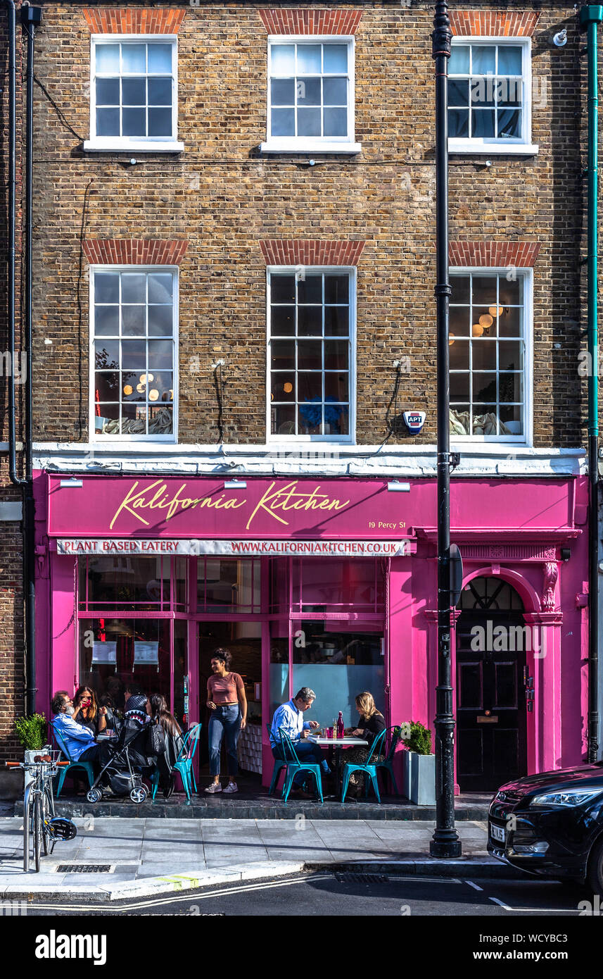 Les clients de manger dehors dans Kalifornia, Cuisine vegan cafe restaurant, Percy Street, Bloomsbury, London, England, UK. Banque D'Images