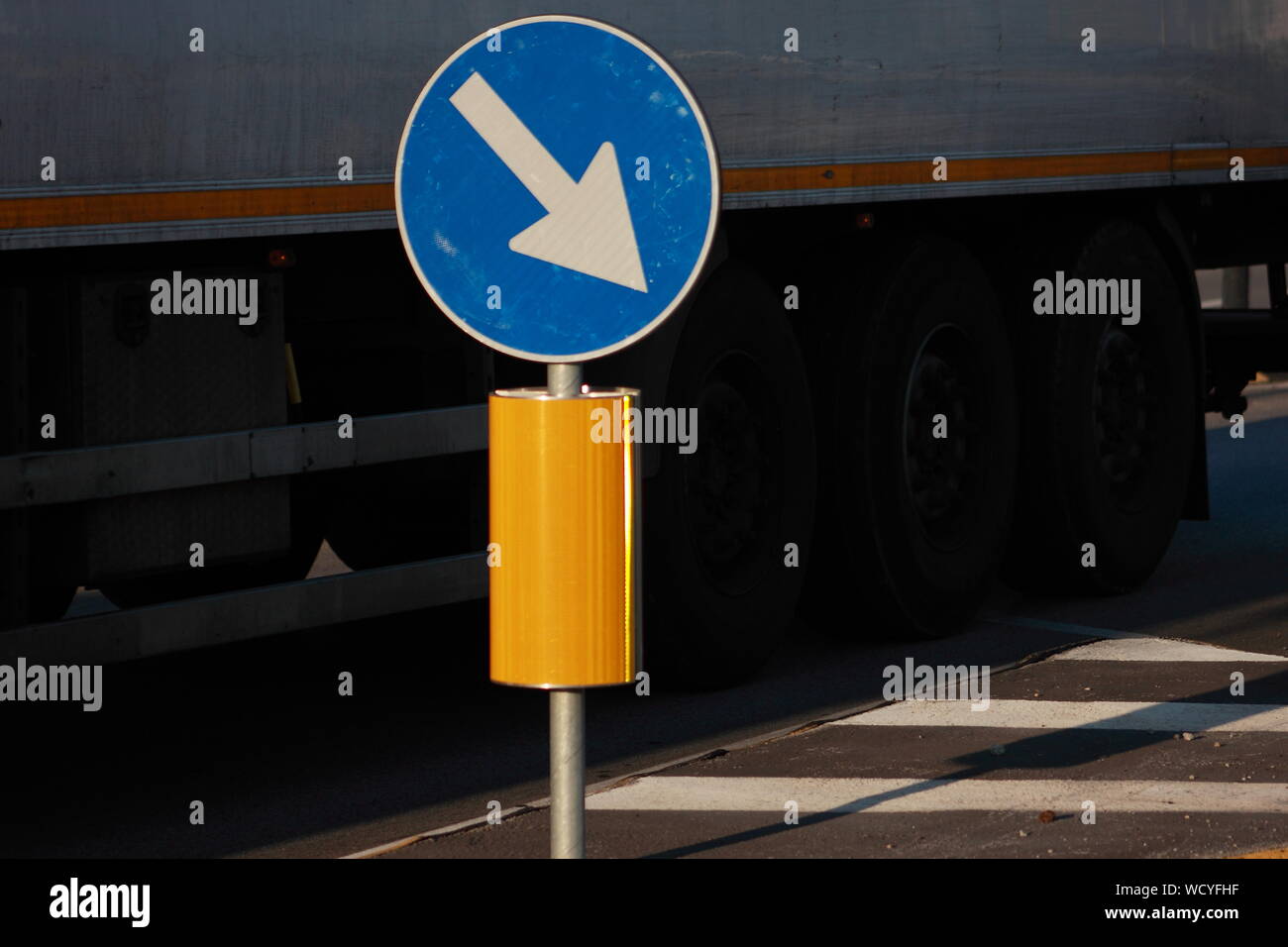 Panneau de signalisation bleu Banque de photographies et d’images à ...