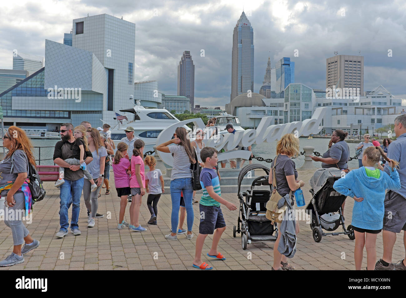 Les foules estivales comblent le Northcoast Harbour Voinovich Park près du centre-ville de Cleveland, Ohio, États-Unis Banque D'Images