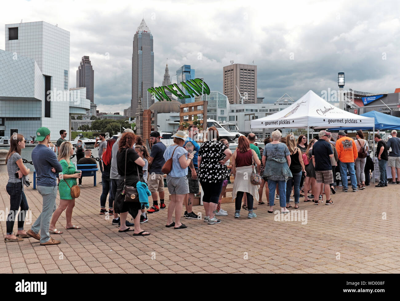 Le premier Festival Pickle Cleveland attire des foules à l'Voinovich Park dans le district de Port Northcoast Cleveland, Ohio, USA. Banque D'Images