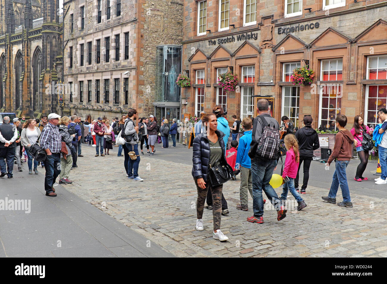En été, les touristes ne se promènent pas Au Scotch Whiskey Experience sur Castlehill dans le Royal Mile d'Edimbourg, en Ecosse. Banque D'Images