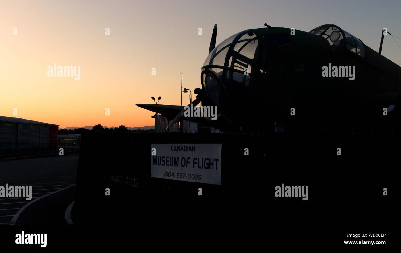 Musée canadien de l'aviation au coucher du soleil Banque D'Images