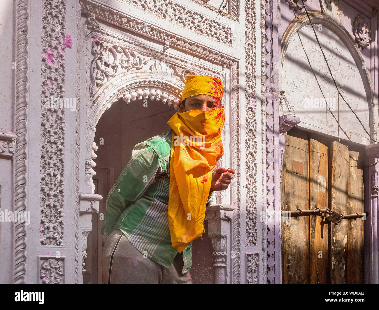 L'observation de personnes locales célébrant Holi Holiday, Mathura, Uttar Pradesh, Inde, Asie Banque D'Images