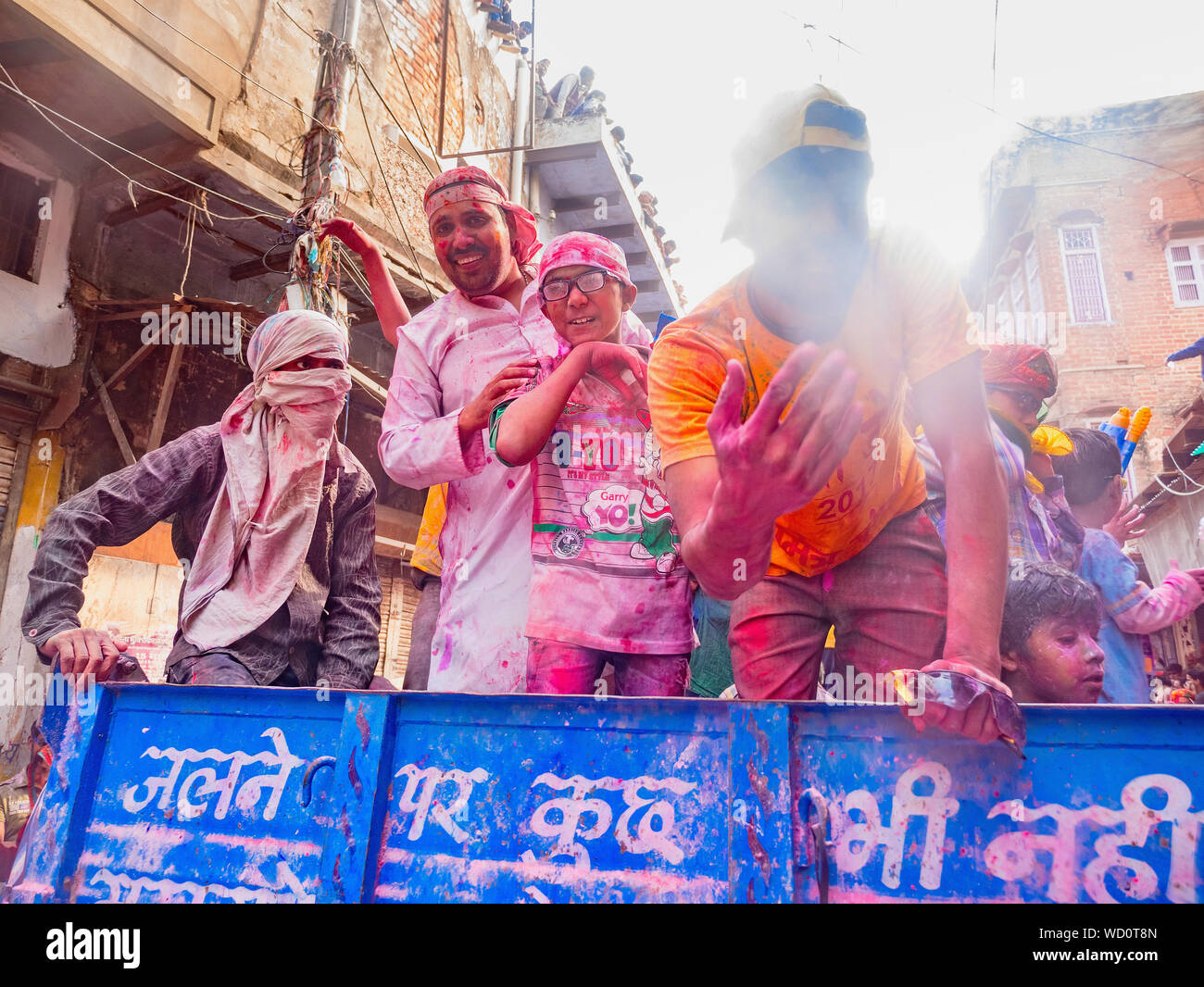 Les habitants de célébrer Holi Holiday, Mathura, Uttar Pradesh, Inde, Asie Banque D'Images