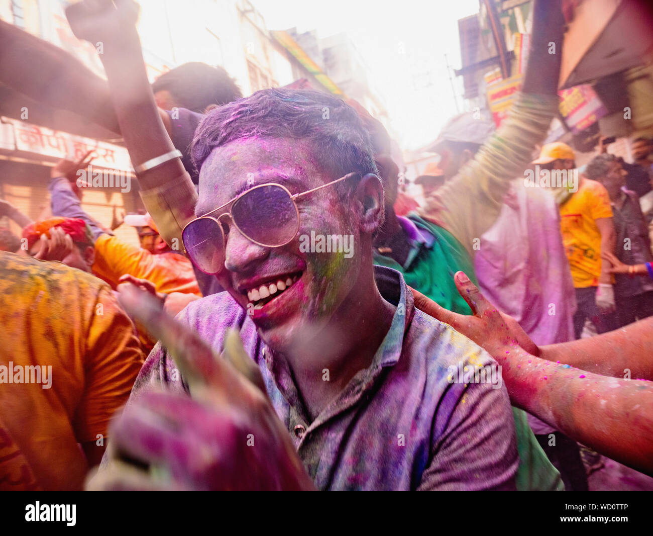 Les habitants de célébrer Holi Holiday, Mathura, Uttar Pradesh, Inde, Asie Banque D'Images