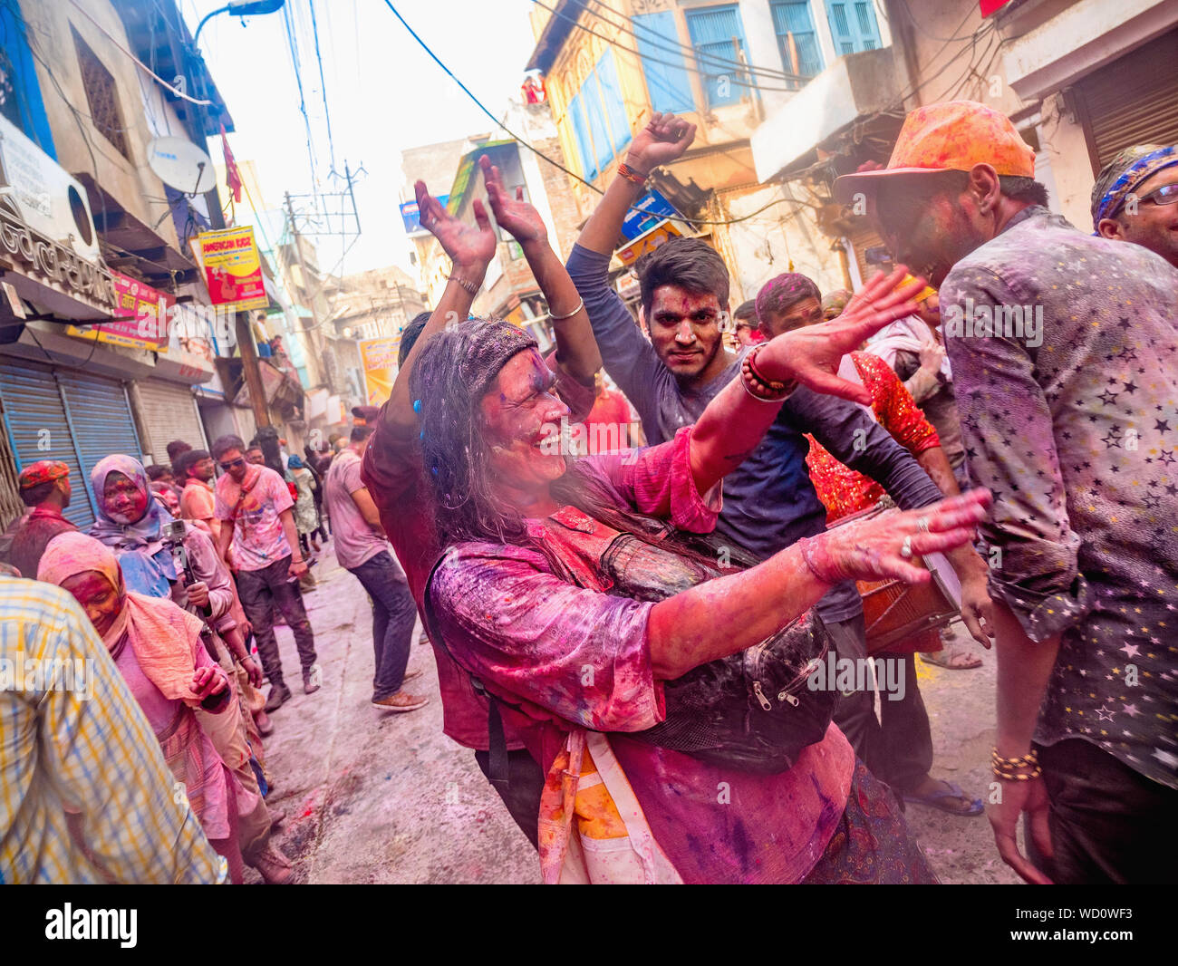 Les habitants et les touristes de la danse et célébrer Holi Holiday, Mathura, Uttar Pradesh, Inde, Asie Banque D'Images