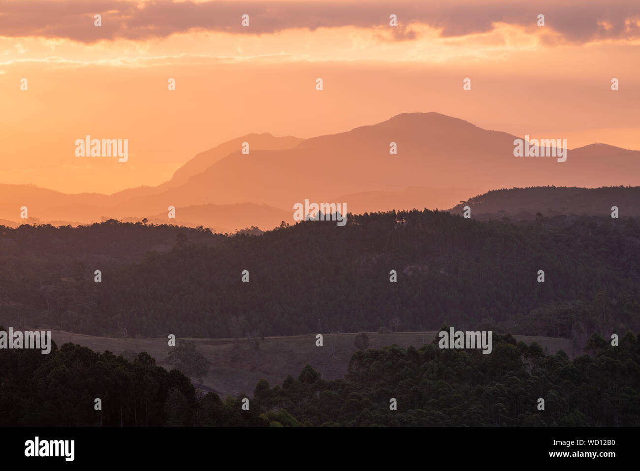Beau coucher du soleil à Domingos Martins, situé dans la région montagneuse de l'état d'Espirito Santo, au Brésil. Banque D'Images Beau coucher du soleil à Domingos Martins, situé dans la région montagneuse de l'état d'Espirito Santo, au Brésil. Banque D'Images