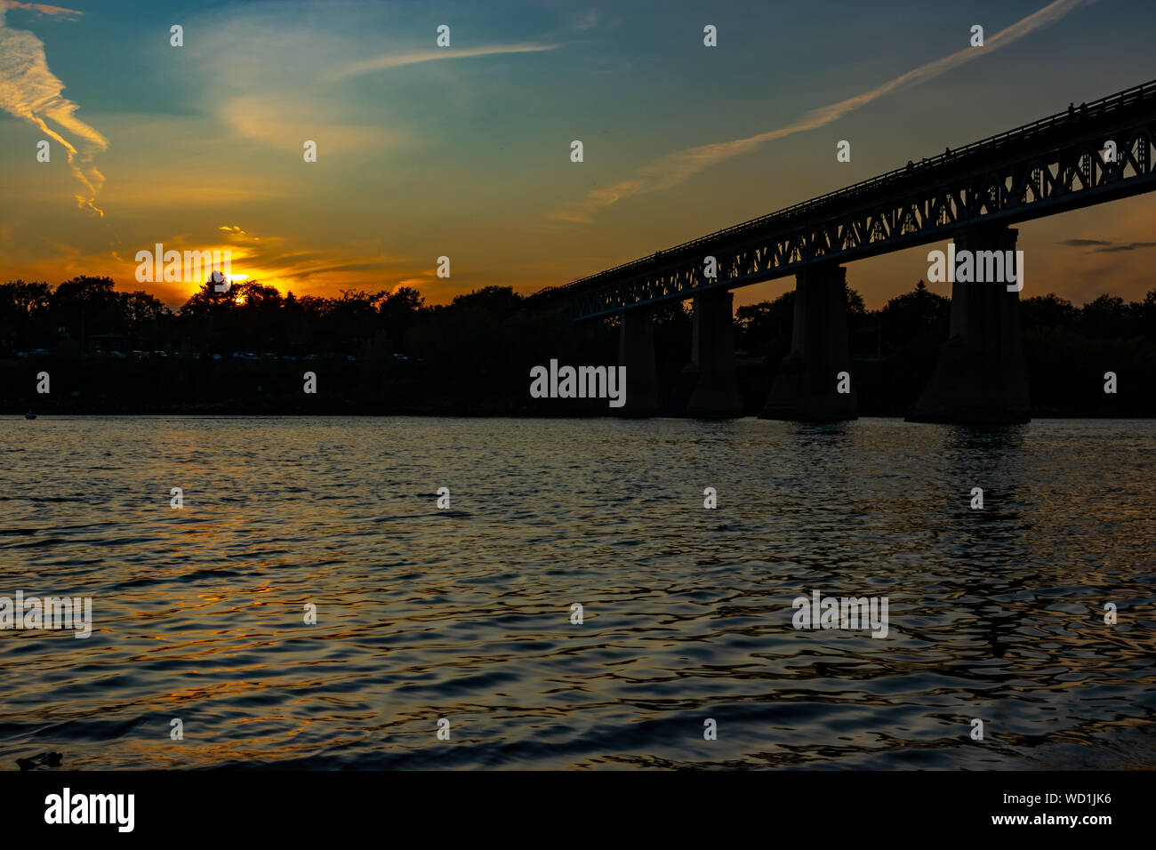 Coucher du soleil par la rivière Saskatchewan Sud, à Saskatoon Banque D'Images