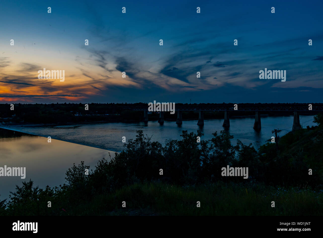 Coucher du soleil par la rivière Saskatchewan Sud, à Saskatoon Banque D'Images