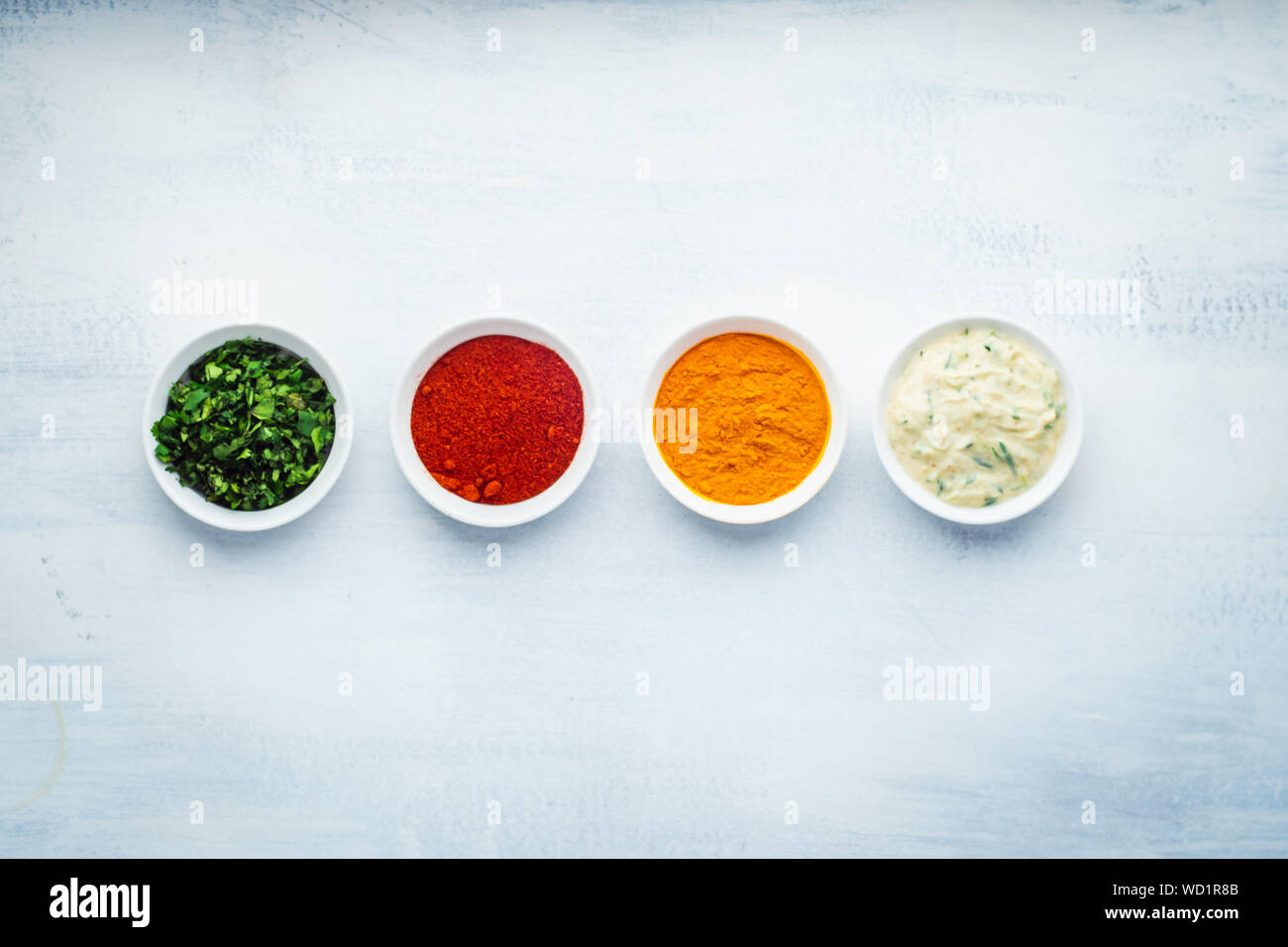 Cuisine indienne : espèces utilisées dans les plats et accompagnements, coriandre, curcuma, Paprika et Raita Banque D'Images