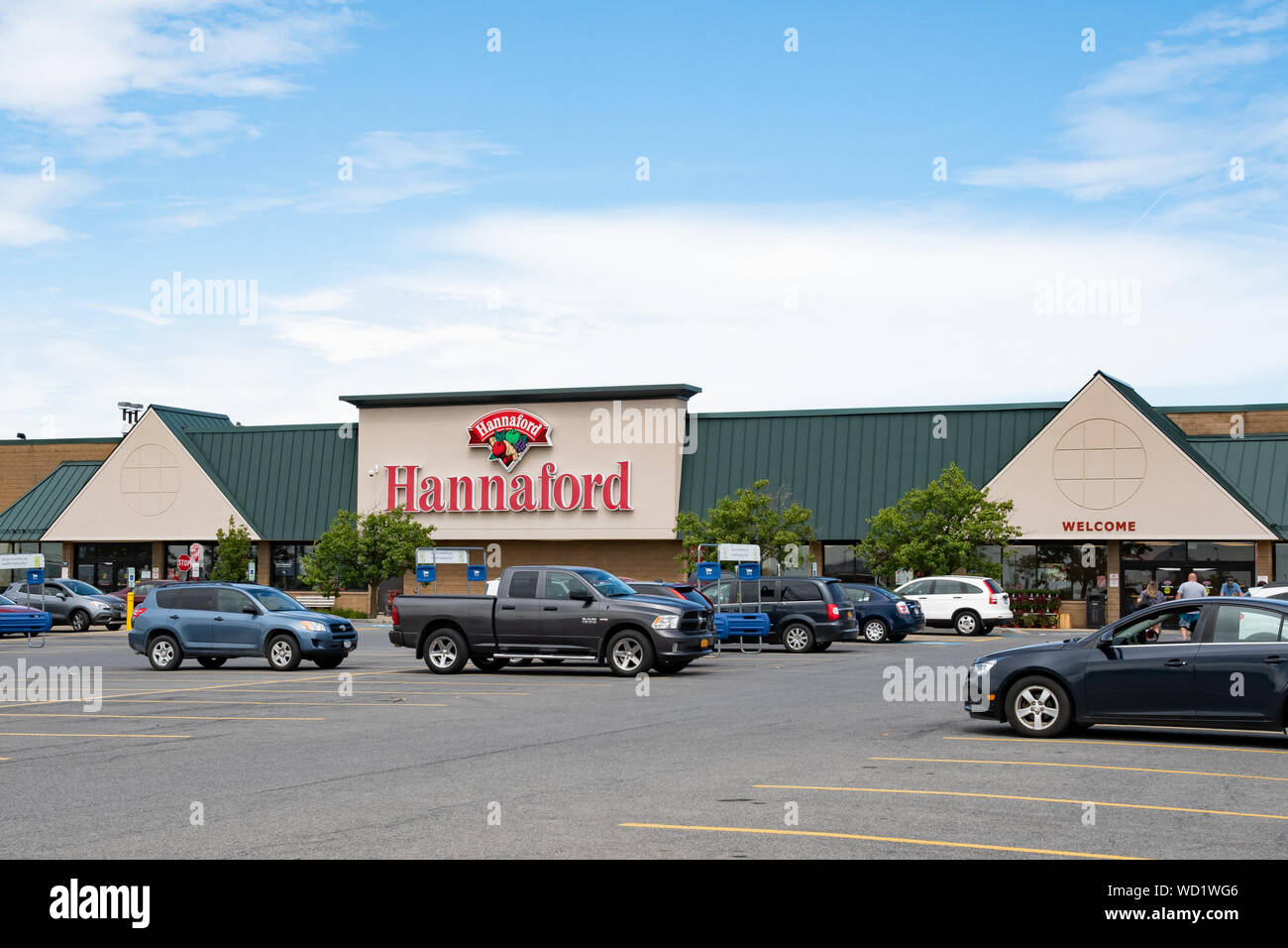 Un supermarché Hannaford avec les véhicules et les clients dans le parking à Amsterdam, NY USA, une chaîne d'épicerie au détail Banque D'Images