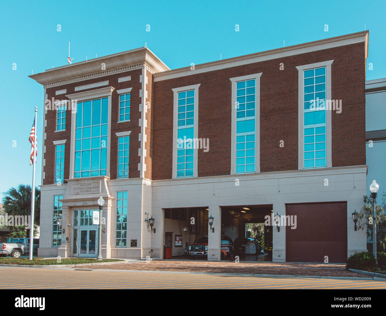 La ville de Maitland Fire Rescue Department avec véhicules de secours incendie au centre-ville de Maitland en Floride. Banque D'Images