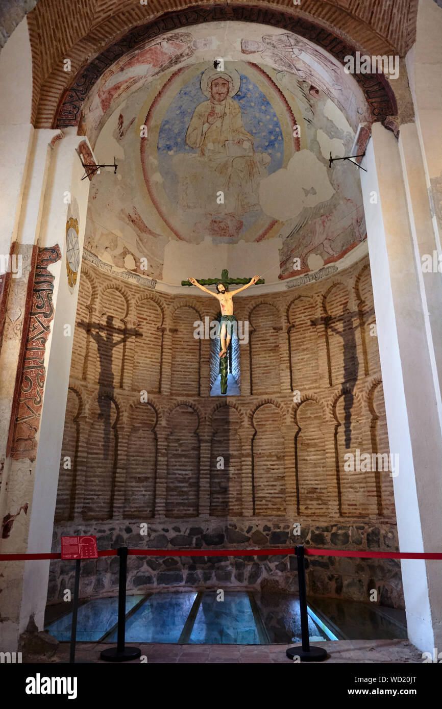 Tolède, Espagne - 24 avril 2018 : sculpture de Jésus sur la croix dans l'intérieur de la Mosquée Cristo de la Luz. Banque D'Images