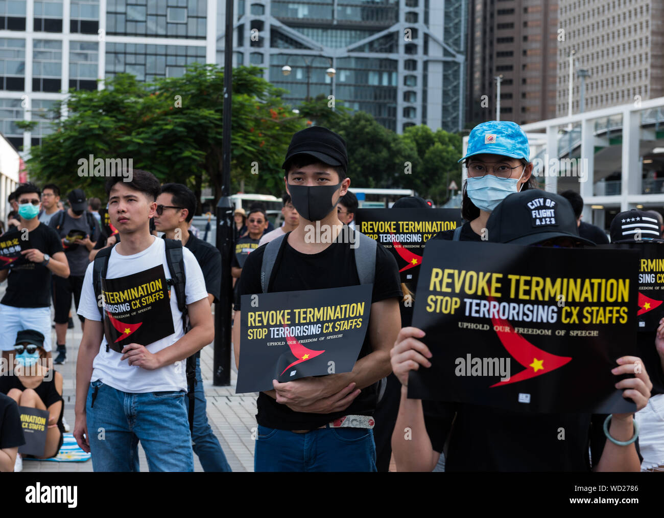 Hong Kong, Chine. Août 28, 2019. Les manifestants tiennent des affiches critiquant le traitement de Cathay Pacific, employés par la société au cours de la démonstration.des manifestants anti-gouvernement se sont mobilisés à l'appui de travailleurs de l'aviation qui avait été congédié en raison de leurs opinions politiques et la participation à diverses manifestations anti-extradition. Plusieurs dirigeants ont prononcé des discours devant les manifestants ont défilé à Pacific Place et créé un "mur de Lennon'. Credit : SOPA/Alamy Images Limited Live News Banque D'Images