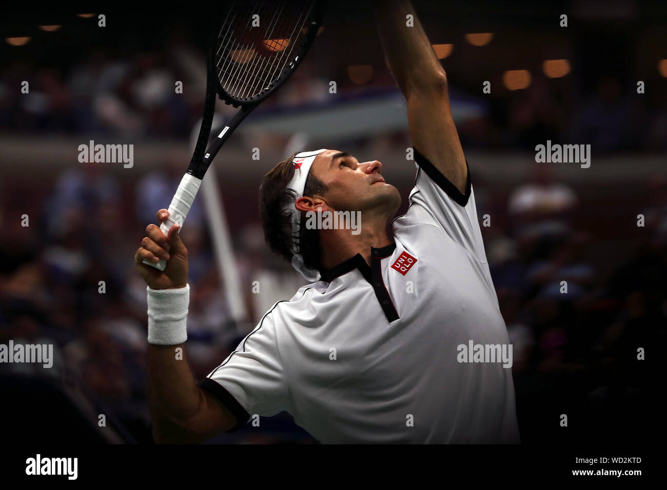 Flushing Meadows, New York, United States. Août 28, 2019. Roger Federer servant de Damir Dzhumur de Bosnie-Herzégovine lors de leur deuxième match à l'US Open à Flushing Meadows, New York. Federer a gagné en quatre sets. Crédit : Adam Stoltman/Alamy Live News Banque D'Images