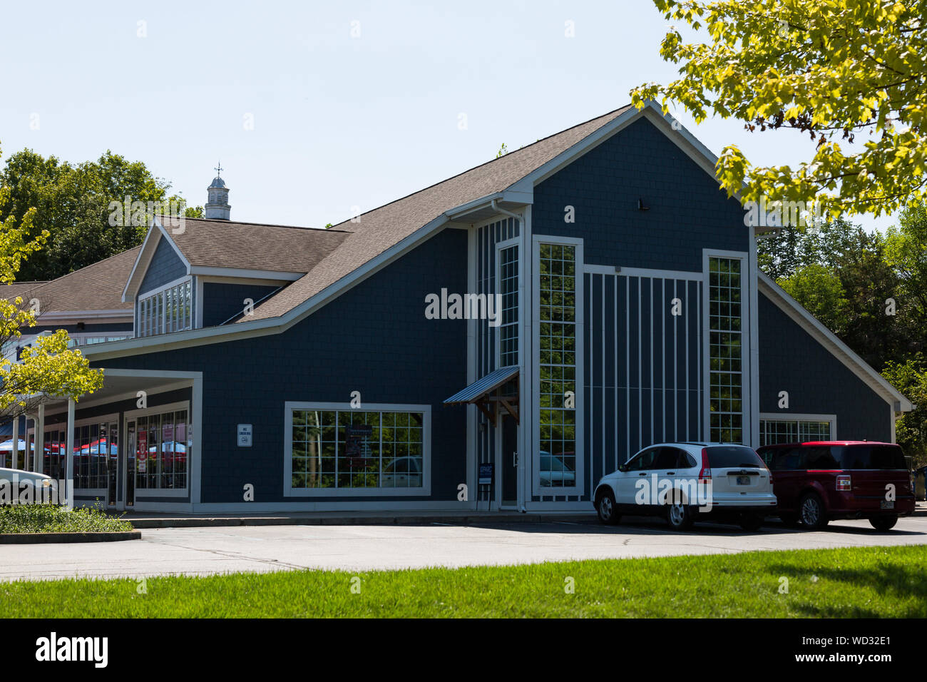 Une Honda CRV 2010 et un 2013 Ford Flex sont parqués en dehors de la Geist Marina Village Shoppes près d'Indianapolis à Hamilton County, Indiana, USA. Banque D'Images