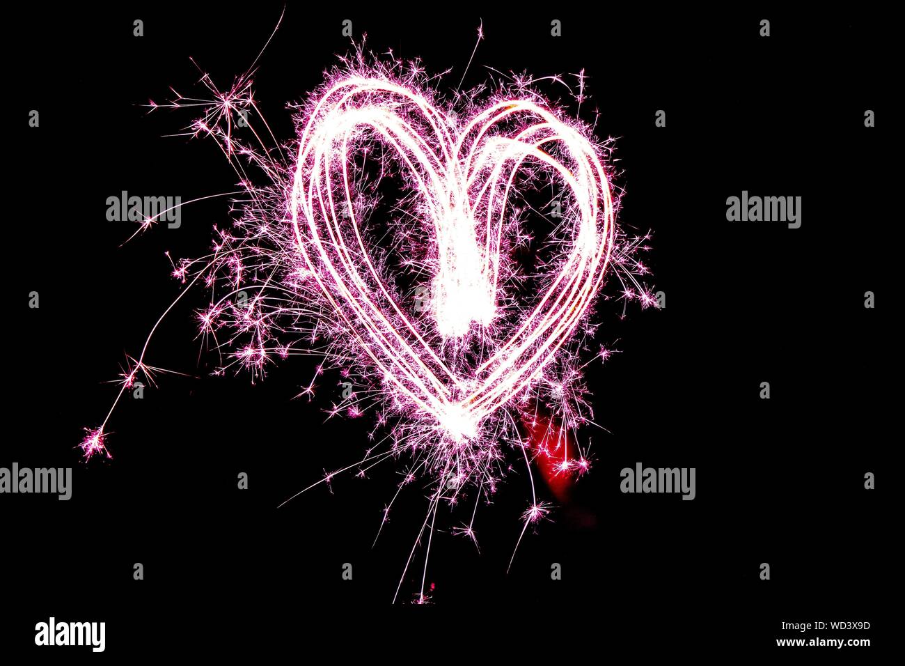 D'artifice en forme de coeur dans la nuit Banque D'Images