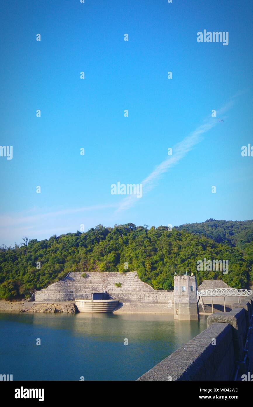 Réservoir de Shing Mun et arbres contre le ciel bleu Banque D'Images