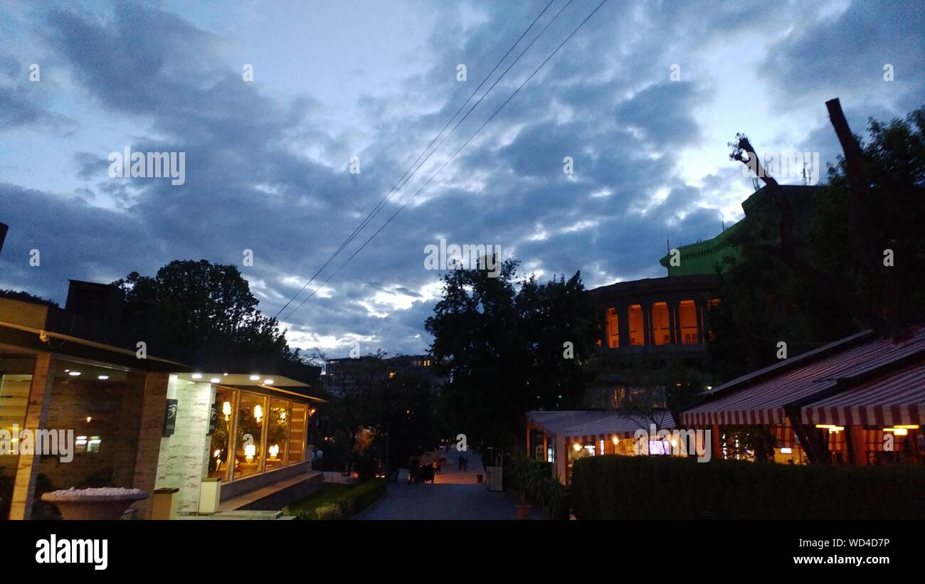 Chemin au milieu des cafés avec des bâtiments dans le Distance sous un ciel nuageux en Arménie Banque D'Images