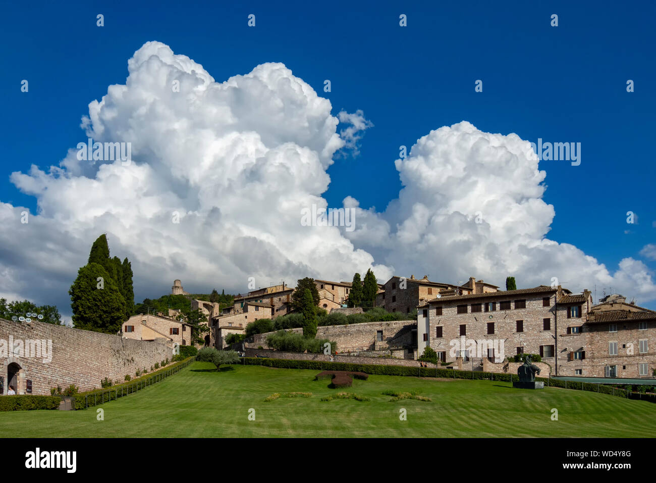 Beau jardin de la Basilique de Saint François d'assise. Vieille ville d'assise. Célèbre pèlerinage et de destinations de voyage en Ombrie, Italie Banque D'Images