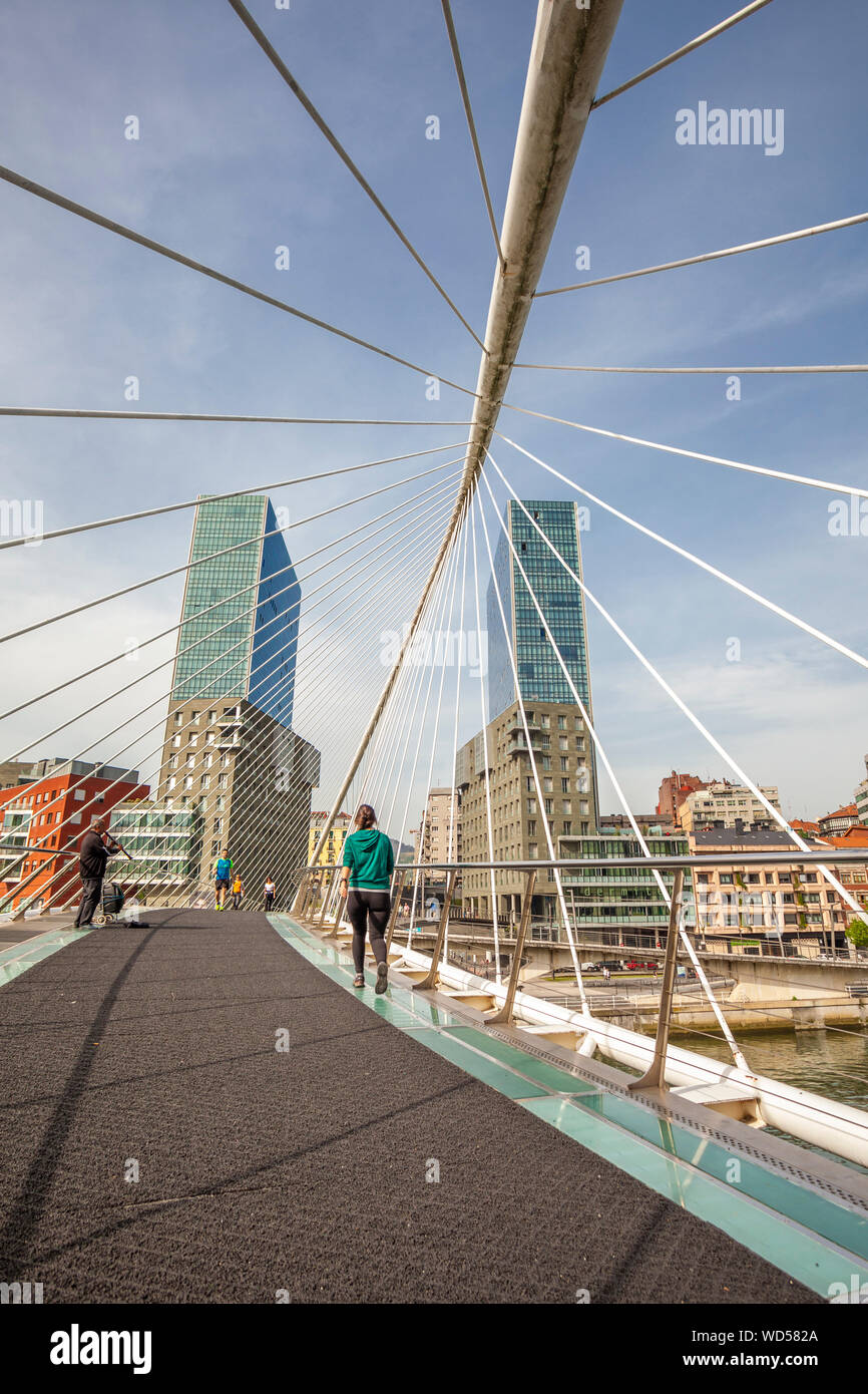 Pont Calatrava, également appelé pont Zubizuri, Bilbao, Espagne Banque D'Images