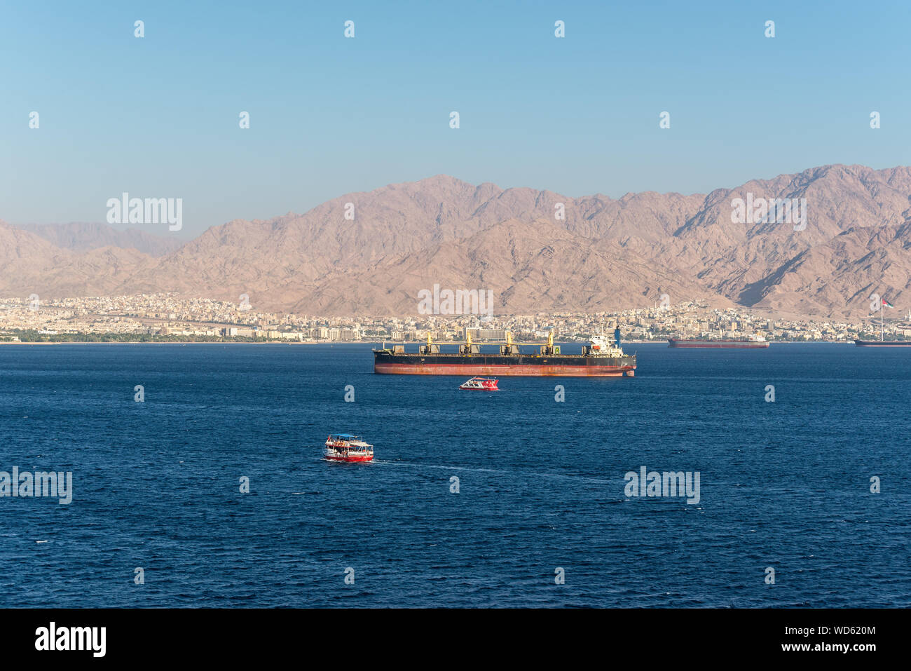 Eilat, Israël - 7 novembre 2017 : La vue de port marchand d'Eilat en Israël sur les montagnes jordaniennes et les navires ancrés au golfe d'Aqaba (mer Rouge). T Banque D'Images