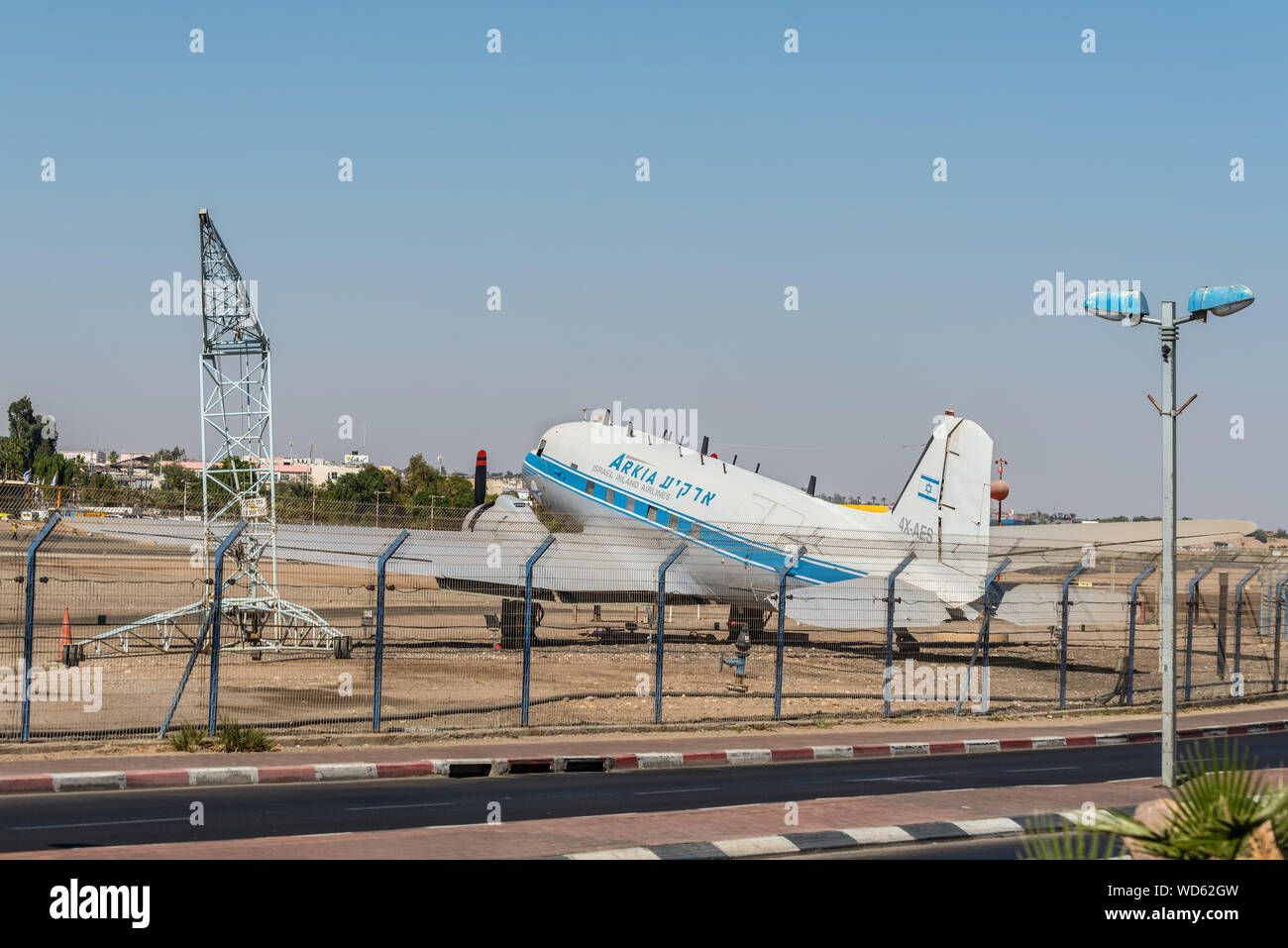 Eilat, Israël - le 7 novembre 2017 : Arkia Airlines avion Douglas DC-3, situé à l'aéroport d'Eilat comme un monument. Le Douglas DC-3 est un avion qui re Banque D'Images