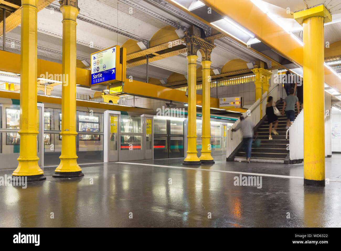 La station de métro Paris - Les gens de quitter la station de métro Gare de Lyon sur la ligne no. 1 à Paris, France, Europe. Banque D'Images