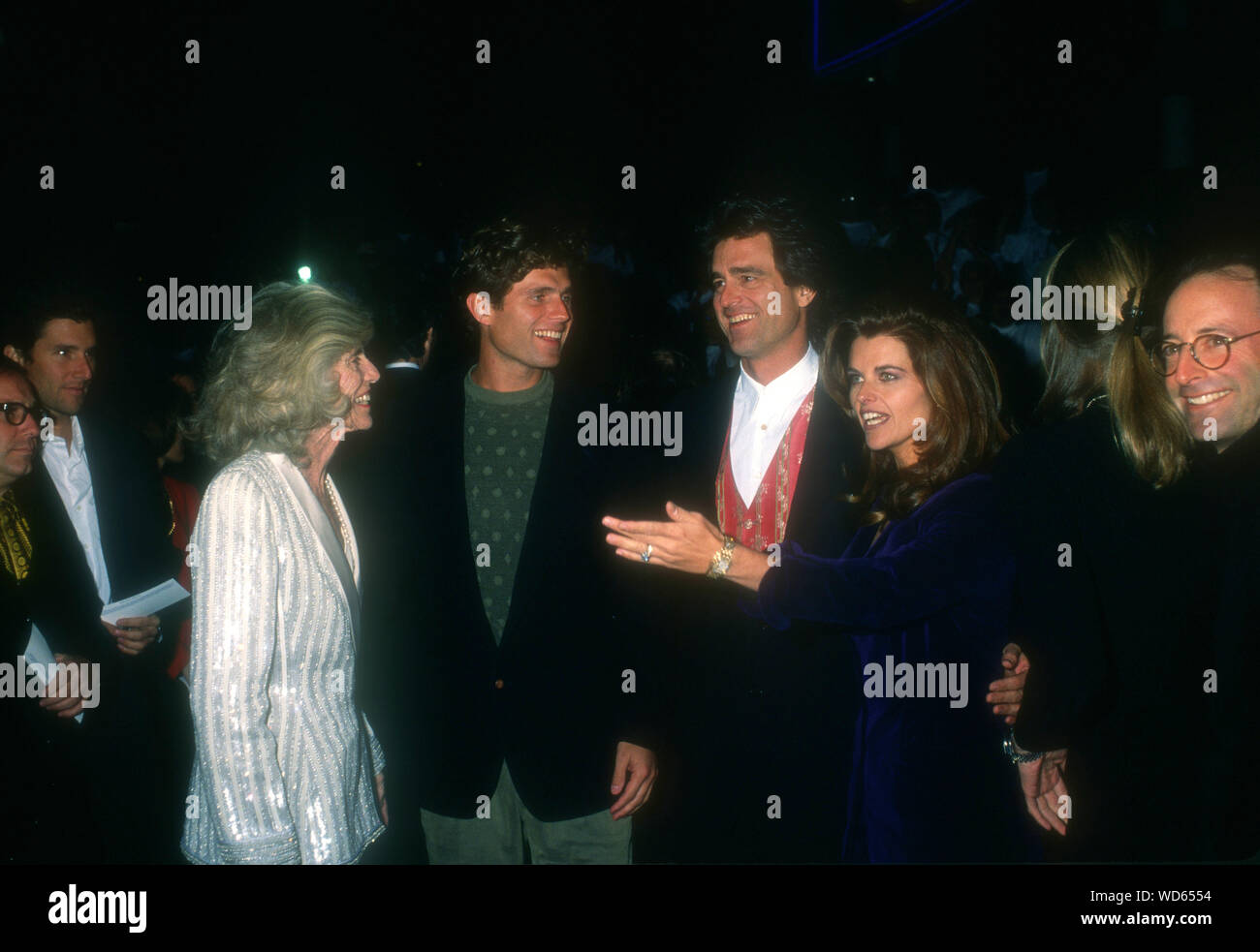 Universal City, Californie, USA 14 novembre 1994 Eunice Shriver, Anthony Shriver, Bobby Shriver, Maria Shriver , guest et Herb Ritts assister à Universal Pictures' 'Junior' Premiere le 14 novembre 1994 à l'Universal City Cineplex Odeon Cinemas à Universal City, Californie, USA. Photo de Barry King/Alamy Stock Photo Banque D'Images