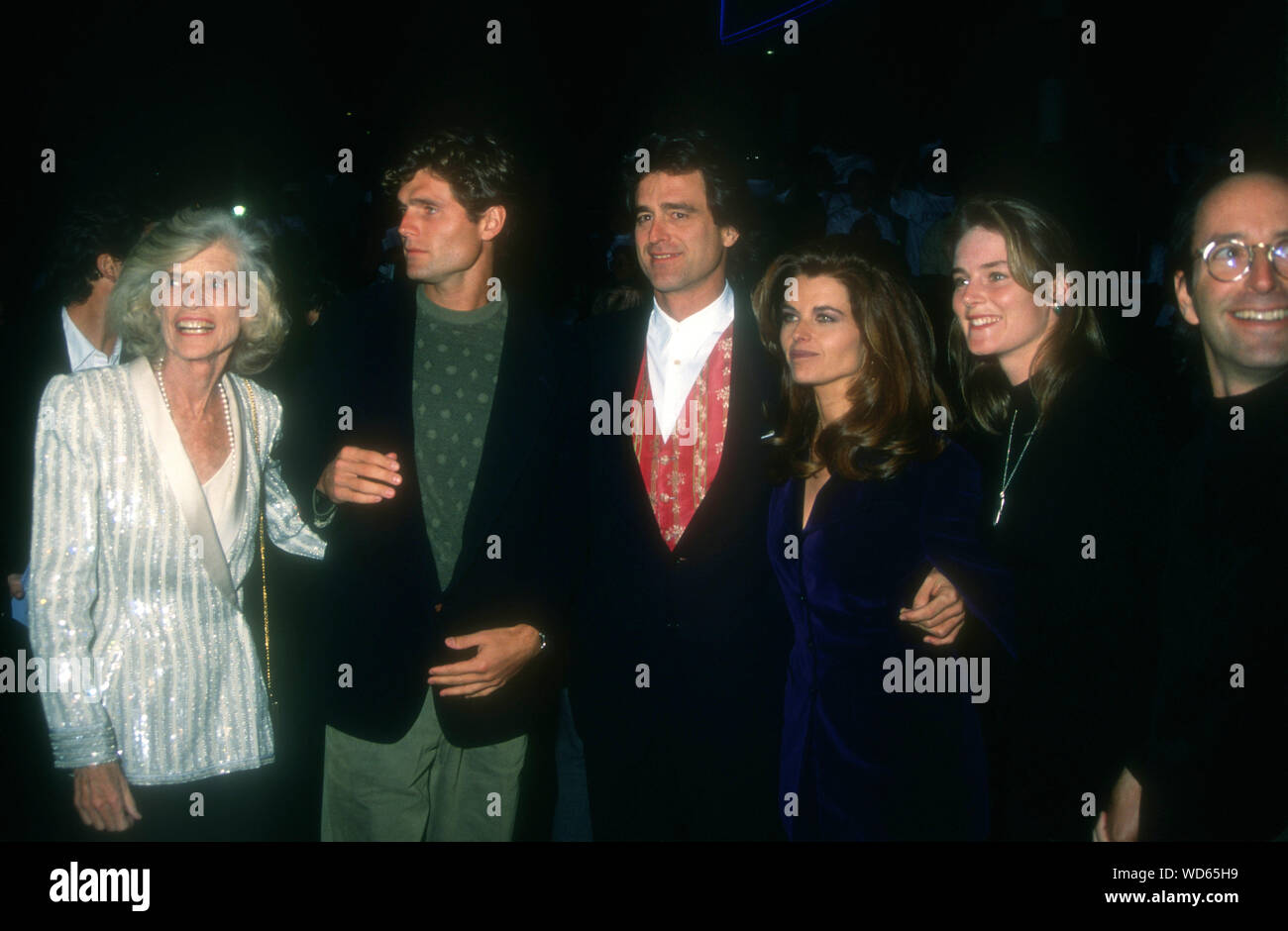 Universal City, Californie, USA 14 novembre 1994 Eunice Shriver, Anthony Shriver, Bobby Shriver, Maria Shriver , guest et Herb Ritts assister à Universal Pictures' 'Junior' Premiere le 14 novembre 1994 à l'Universal City Cineplex Odeon Cinemas à Universal City, Californie, USA. Photo de Barry King/Alamy Stock Photo Banque D'Images