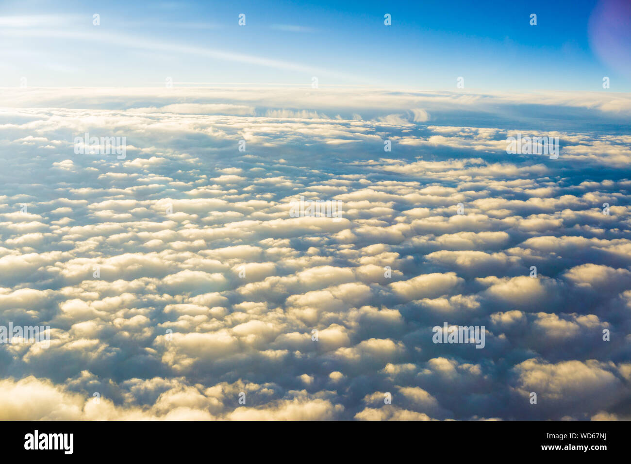 Lever de Soleil Vue au-dessus des nuages, de beaux nuages Banque D'Images